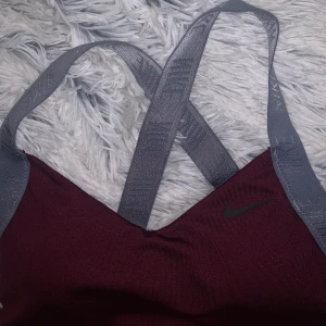 NIKE sport-bh  - Säljer denna sport-bh, köpt här på plick men den var för liten för mig tyvärr :/ storlek xs. Gratis frakt på denna!🥰