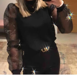 Tröja med meshärmar - Säljer denna superfina tröja med meshärmar som dessvärre aldrig kommit till användning hos mig. (Lånad bild från tidigare ägare) köpt här på plick