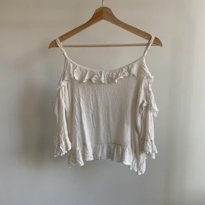 Linne - Säljer detta linne/off shoulder topp med ärmar och öppna axlar i strl M, är ganska väl använt men fortfarande i bra skick. Skriv om du är intresserad eller undrar något💕