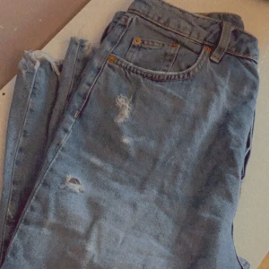  Blå Slitna jeans🦋 - Bud börjar på 50💍