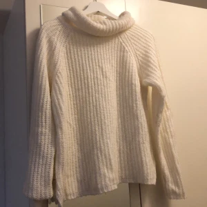 Stickad vit tröja  - Stickad vit tröja 🍁