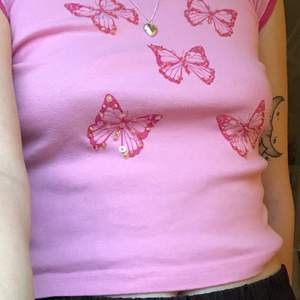 jättesöt tshirt med fjärilar på :) jag köpte den second hand på barnavdelningen, så den är ganska liten i ärmarna men annars passar den en XS/S. priset kan diskuteras