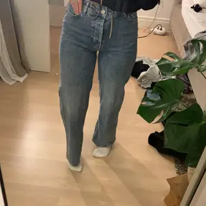 Ett par wide jeans från bikbok i storlek 28, de är jättefint skick. Nya kostar dom 599kr