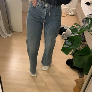 Wide jeans - Ett par wide jeans från bikbok i storlek 28, de är jättefint skick. Nya kostar dom 599kr