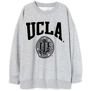 Säljer en jätte cool UCLA sweatshirt som är slutsålts och sparsamt använd. Nyskick. Storlek S men är overzise i storleken. Köparen står för frakten på 63kr❤️ bud från 200kr❤️❤️ högsta bud 220kr endast seriösa tack❤️