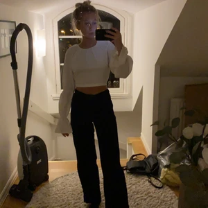 Fin blus! - Säljer en helt oanvänd och ny blus akting topp från NA-KD. Säljer då jag inte känner att den passar mig stilmässigt. Jättefin annars och somsagt helt oanvänd!