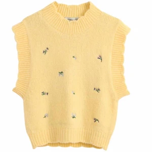 Gul broderad väst - Säljer min oanvända väst som jag beställde från Zara i våras som inte passade. Aldrig använd och är i helt nyskick. Köpte den själv för 349kr men säljer för 180kr🤠 