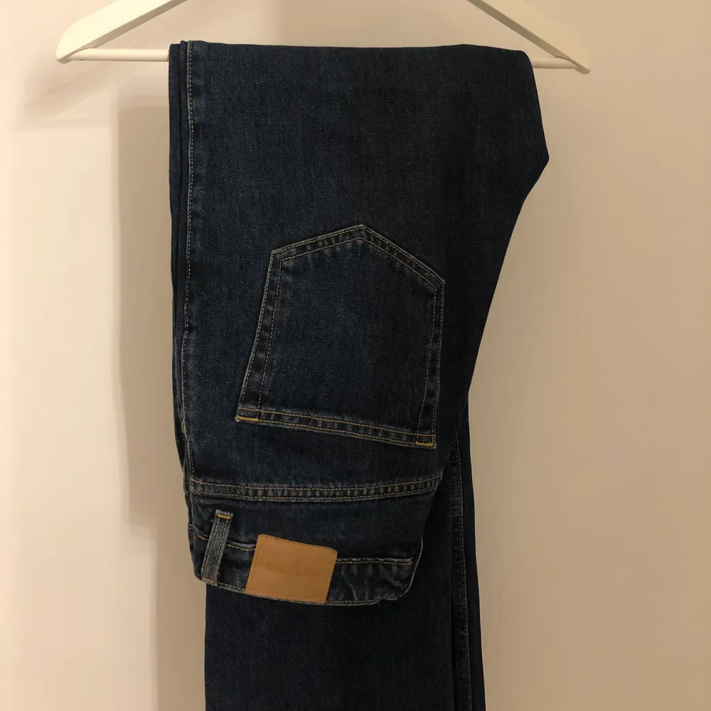 Mörkblåa jeans i modellen Row från Weekday. Strl:              27/32 (jag är 172cm)                                                                   Köparen står för frakten 💗. Jeans & Byxor.
