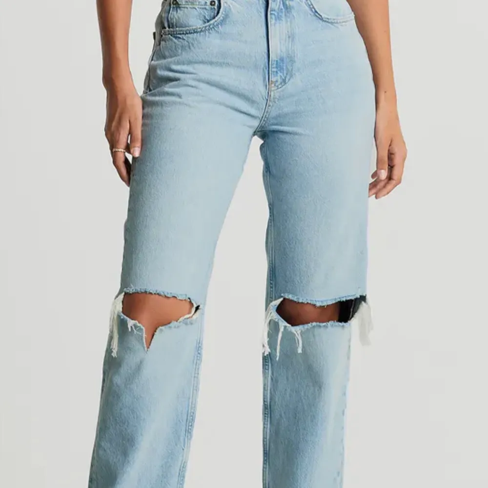 As snygga trendiga jeans från Gina! Superfint skick och inga defekter. Säljer pga att dem är för stora på mig.. 😊 !❗️Köparen står för frakten!❗️ (skriv privat för fler bilder). Jeans & Byxor.