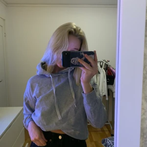 Grå hoodie  - Vanlig grå hoodie från lager 157, väldigt lite använd. Storlek s 70 kr🥰