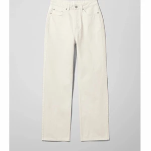 Weekday rowe jeans - Säljer mina såå snygga jeans från weekday i en ljusbeige/vit färg! De är i storlek w 30 och L 32 och sitter snyggt oversize på mig som vanligtvis har storlek 36/38 i jeans. De är lågmidajde och långa (är 175 cm)🌈🌈 (pris kan diskuteras)