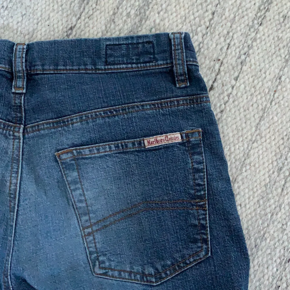 Är tvungen att sälja mina malboro classic jeans då de är för små för mig:/ skriv om du har fler frågor. Ganska små i storleken. . Jeans & Byxor.
