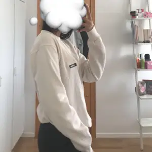 Beige oversized sweatshirt från Pretty Little Thingi storlek XS. Aldrig använd, frakt betalas av köparen