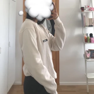 Beige sweatshirt - Beige oversized sweatshirt från Pretty Little Thingi storlek XS. Aldrig använd, frakt betalas av köparen