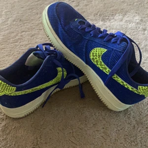 Nike air skor - Ett par Nike air skor i Manchester material. Gott skick. En cool grej är att plattformen lyser i mörker✨