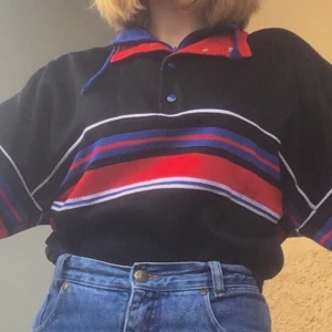 Addidas vintage tröja - Vintage Addidas tröja « made in France » som jag har köpt second hand i Paris. Den är supercool och stylas bra med jeans och andra coola byxor. Jag har klipt och sytt den så att den får plats i byxorna. Den har blå, vita och röda ränder, det finns en dragkedja och knappar på framsidan och det finns även fickor på sidorna. Skriv för fler bilder:)