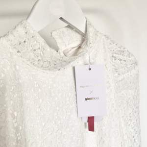 Vit spetsklänning (perfekt till studenten) från Maja Lindelöfs kollektion för Gina Tricot. Helt ny med lappar kvar men säljs billigt då den tyvärr saknar en pärla/knapp bak (se sista bilden). 💜🥰