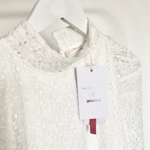 VIT SPETSKLÄNNING MAJA LINDELÖF - Vit spetsklänning (perfekt till studenten) från Maja Lindelöfs kollektion för Gina Tricot. Helt ny med lappar kvar men säljs billigt då den tyvärr saknar en pärla/knapp bak (se sista bilden). 💜🥰