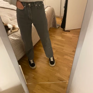 Gråa jeans från weekday - Säljer dessa jeans från weekday då de är lite för korta för mig (är 1.67). Det är modellen ROWE och de är i storlek W 24  L 30. Nästan aldrig använda så de är i bra skick. Köpta för 500 säljer för 200 + frakt eller mötas upp.