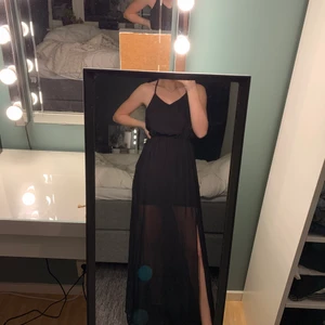Långklänning med slits - Långklänning med slits på båda sidor från H&M i storlek 32. Klänningen går till fötterna på mig som är 164. Använd men i gott skick.