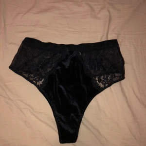 Gina Tricot trosor  - Gina Tricot trosor i stl S (MEN SITTER SOM XS), aldrig använda, spets och sammet 🔮