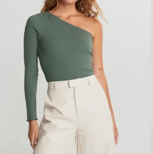 Oneshoulder topp - Superfin tröja från gina tricot. Oanvänd. Frakt tillkommer🥰