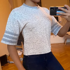 Adidas Yeezy Tröja  - Säljer min älsklingströja ifrån Adidas yeezy kollektion, använd ett fåtal gånger dvs i bra skick med inga skador eller liknande. Köpt för 500kr i stl s säljer pga att den inte kommer till användning, bara att skriva för fler bilder/frågor.