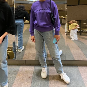 Supersnygg Carhartt tröja! - Supersnygg lila Carhartt tröja i Small som sitter lite oversized! Den är väldigt sparsamt använd och nypris ligger på 1130kr❤️🌞