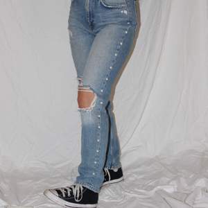 Blåa jeans med pärlor på båda benen!!  Storlek: 36 (lite små i storleken)  Modellen är 160 cm.  🥰 För mer info, kontakta oss på instagram: @restyled.uf BLACK WEEK: 200kr gäller t.o.m 1 december! 