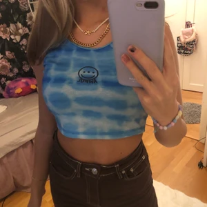 Crop top - Säljer mina fina crop top. Köptes för 200kr. Den är i storlek s❤️