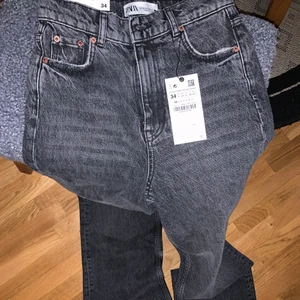 ZARA JEANS 90S HIGH WAIST FULL LENGTH - Helt nya med lappen kvar. Köpt för 400, buda från 200. säljer direkt för 300