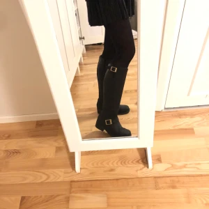 Johnny bulls stövlar - Svarta äkta Johnny bulls stövlar med glansiga gulddetaljer. Storlek 38. Köpta för 1800kr. Sparsamt använda, fint skick. (Kan gå ner i pris vid snabb affär)