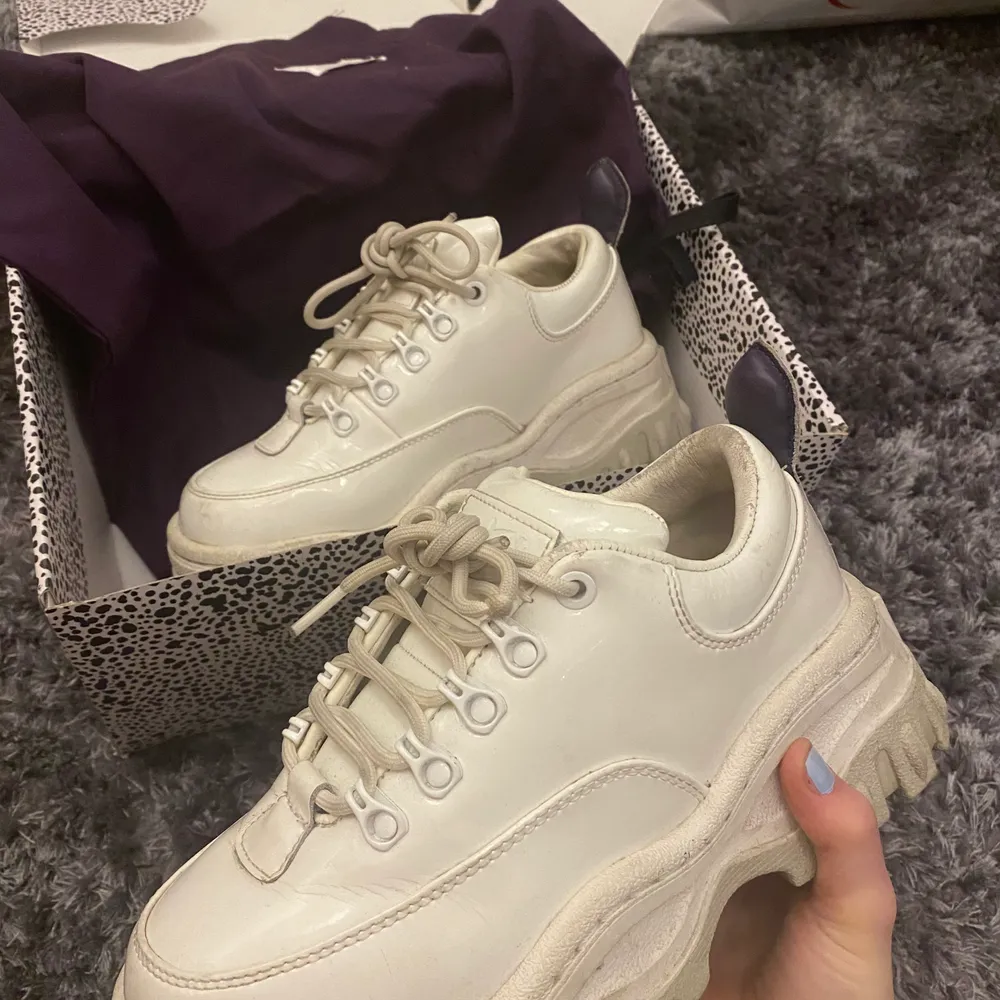 Jätte snygga sneakers från eytys, köpta för ett år sedan. Nypriset är ca 2000 och de är använda ca 5 gånger max! perfekta nu till hösten då dem är rätt varma. Storleken är lite större än den anvgivna eftersom de dels är stora i storleken och tänjs ut ganska snabbt när man går i dem (då de är gjorda av läder).   Kan sänka priset vid snabb affär😄 . Skor.