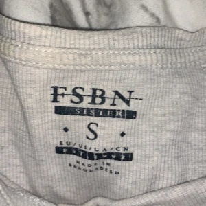 Tröja  - Säljer en långärmad tröja har en lite rosa fläck men när den är på ser man inte den       Buda pris 