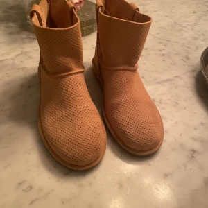 Uggs stl 39 - Uggs i storlek 39 som aldrig är använda och är i nyskick. Kom inte till användning pga att dom var lite stora för mig. Nypris 1499