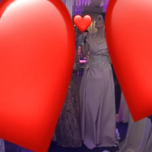 Klänning som är använd 1 gång säljer för 3500  - Klänning med glider design runt Magen lång bakifrån och är använd 1 gång strl 36 