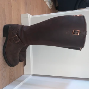 Jonny Bulls  - Använda Jonny Bulls i fint skick. Dragkedja i roséguld och i skin.