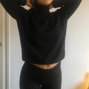 Cashmere polotröja  - Svart polotröja i cashmere! Super skön och varm! Storlek S✨ frakt tillkommer eller möts upp i Stockholm C✨✨