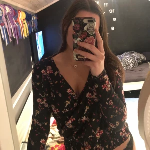 Jättefin tröja - En jättefin blus från Nelly🥰 Den är svart men kan i vissa ljus se mörk grå/blå ut. Endast använd enstaka gånger. Storlek xs