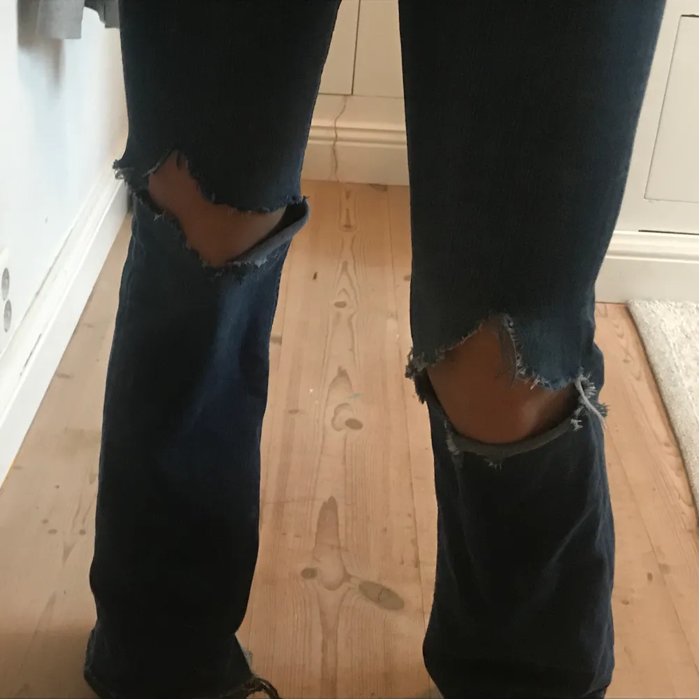 Sköna stretchiga jeans från monki. Sitter jätte bra på! Egenklippta hål och även liten slits nedtill. Säljs då de har blivit lite för korta för mig som är 164 cm     Nypris: 400. Jeans & Byxor.