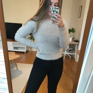 Grå-beige lurvig tröja - Greige lurvig tröja från contemporary reflections som är SÅ mjuk och gosig! Storlek 34 men passar upp till 38 skulle jag säga (den är strechig). Om du köper någonting annat i min shop för över 50kr så får du denna på köpet (gäller allt för 20kr).