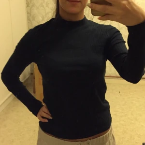  - Oanvänd bikbok tröja säljes med prislapp kvar. Ordinariepris 199:- mitt pris 60:-. Blå fin färg 🎀