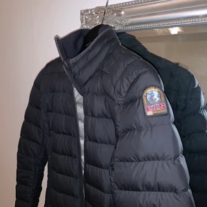 Parajumper  - Säljer min fina jacka pg av att jag kommer inte använder den längre💕😊