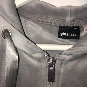 Gina mjukisset - Ett par mjukisbyxor men en matchande mjukishoodie till. Storlek  XS, 150kr!