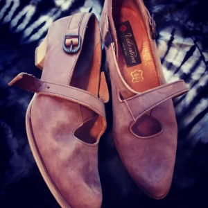 Vintage Italian leather shoes. 🌼 - Tan coloured leather shoes. Small cute heel, size 39 but come up quite small so would fit a size 38 more comfortably. Slightly broken in, but in extremely good condition. 40's kinda feeling/aesthetic 🥀