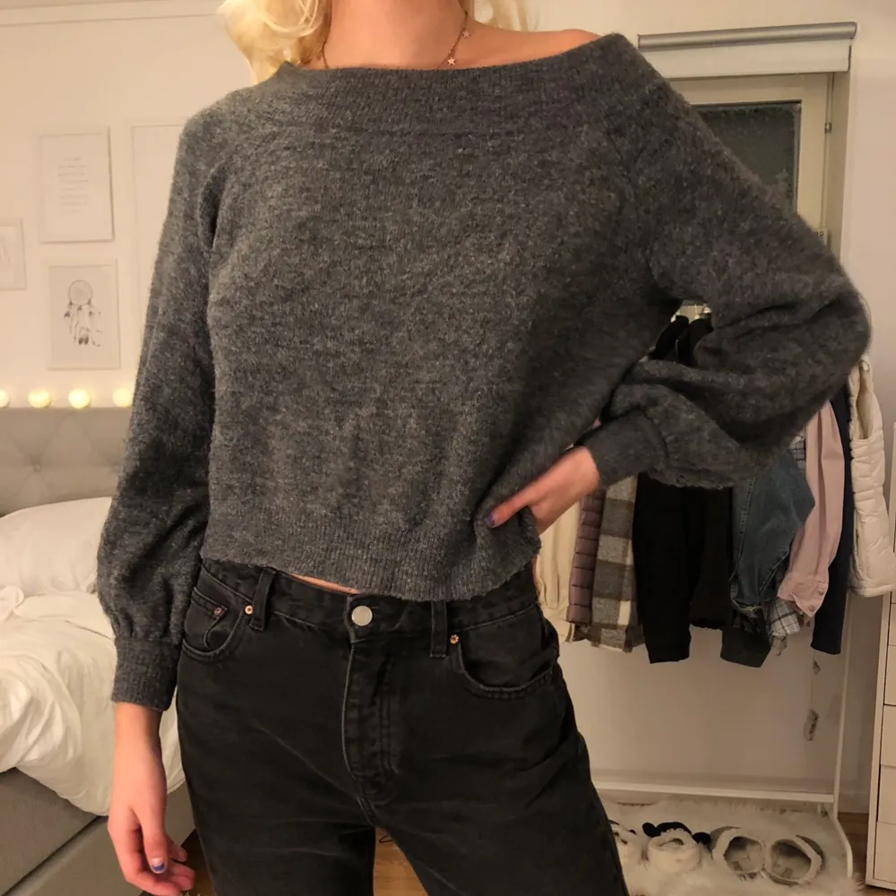 Säljer den här så fina offshoulder tröjan. Den är lite halvt off shoulder bara så går att ha både ock. Så fin nu till hösten o vintern o passar till allt 🥰🥰. Stickat.