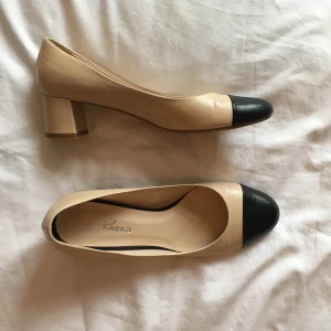 Rizzo skor - Säljer finaste Rizzo-klackarna i skinn pga för små för mig</3 De är endast använda några får gånger och är i ett mycket bra skick! Hittar ej orginalpris för specifikt dessa men andra Rizzo i liknande modell ligger upp mot 2000kr 