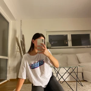 T shirt - WEEKDAY T-shirt. Relativt ny och väldigt fint skick. Storlek L(perfekt oversize till mig som är S). Köpare står för frakt❤️