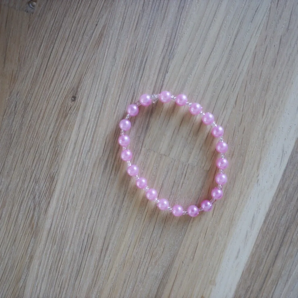Armband med rosa pärlor och elastisk tråd. Finns andra färger!💙💜🧡❤️💖 Och som halsband!. Accessoarer.