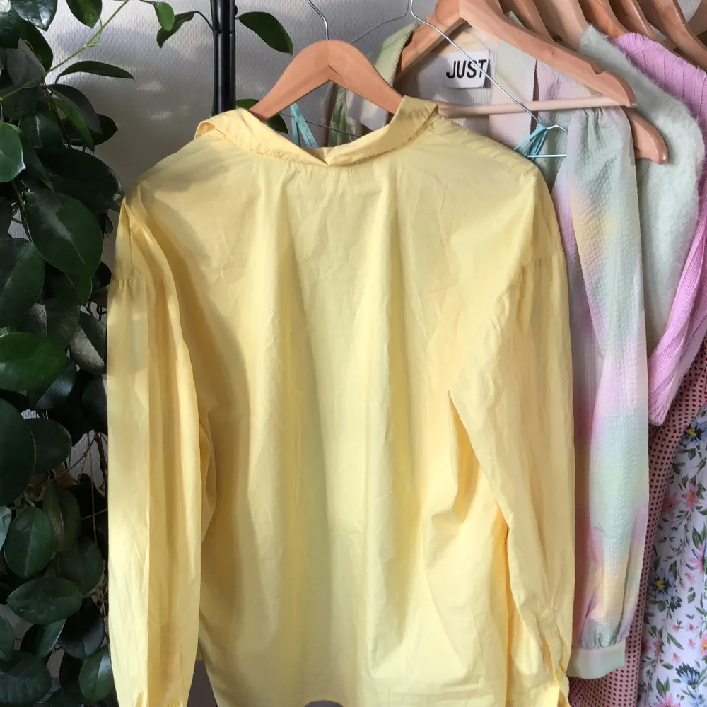 jättefin oversized gul skjorta från bikbok som jag köpte för ett halv år sedan och endast kommit till användning en gång. Skjortor.